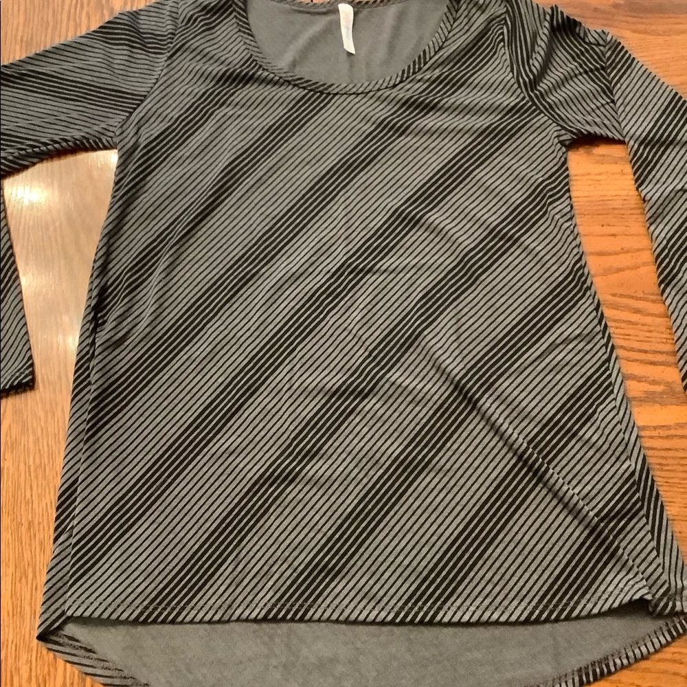 EUC Lularoe Lynnae l/s shirt